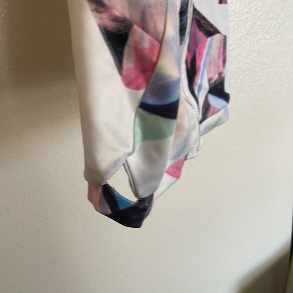 PDC New York sleeveless white, blue, pink pattern crop top (XL) - Picture 3 of 4